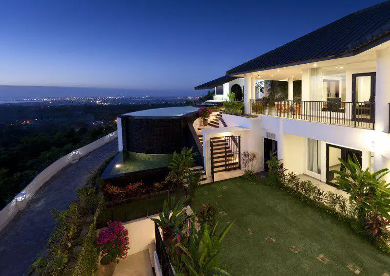 5-BEDROOM VILLA WITH MAGNIFICENT VOLCANO & CITY VIEWS