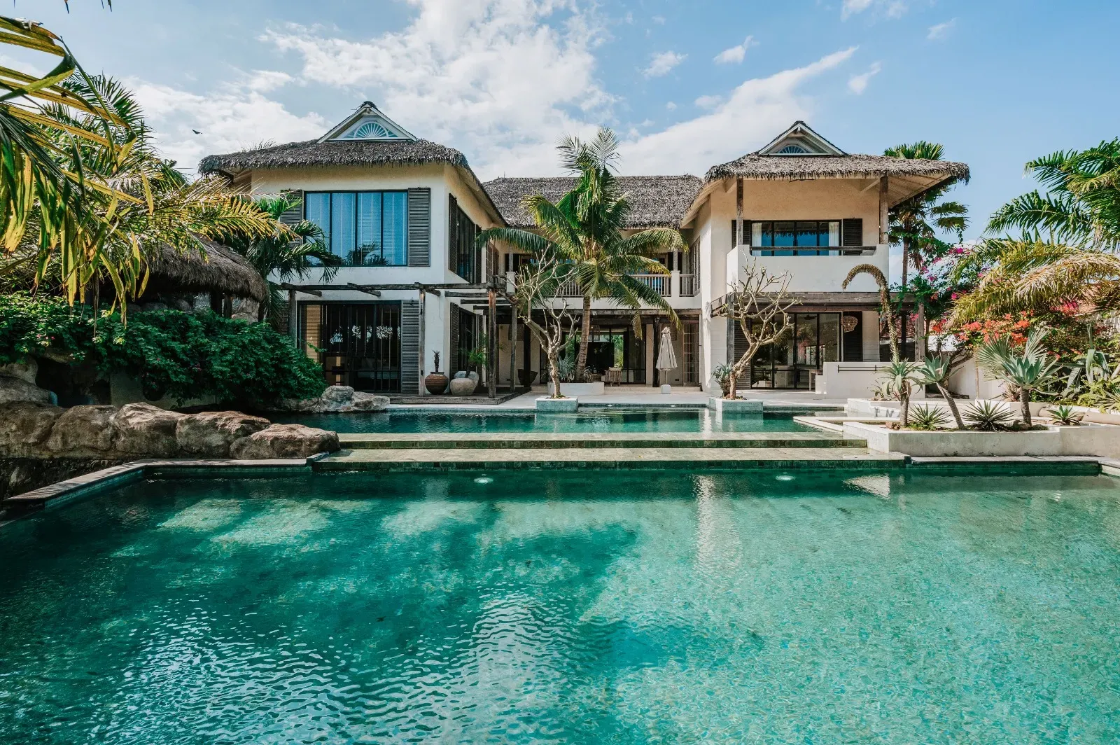 SESEH RESORT STYLE RESIDENCE WITH EXPANSIVE SPACE AND STEPS FROM THE BEACH