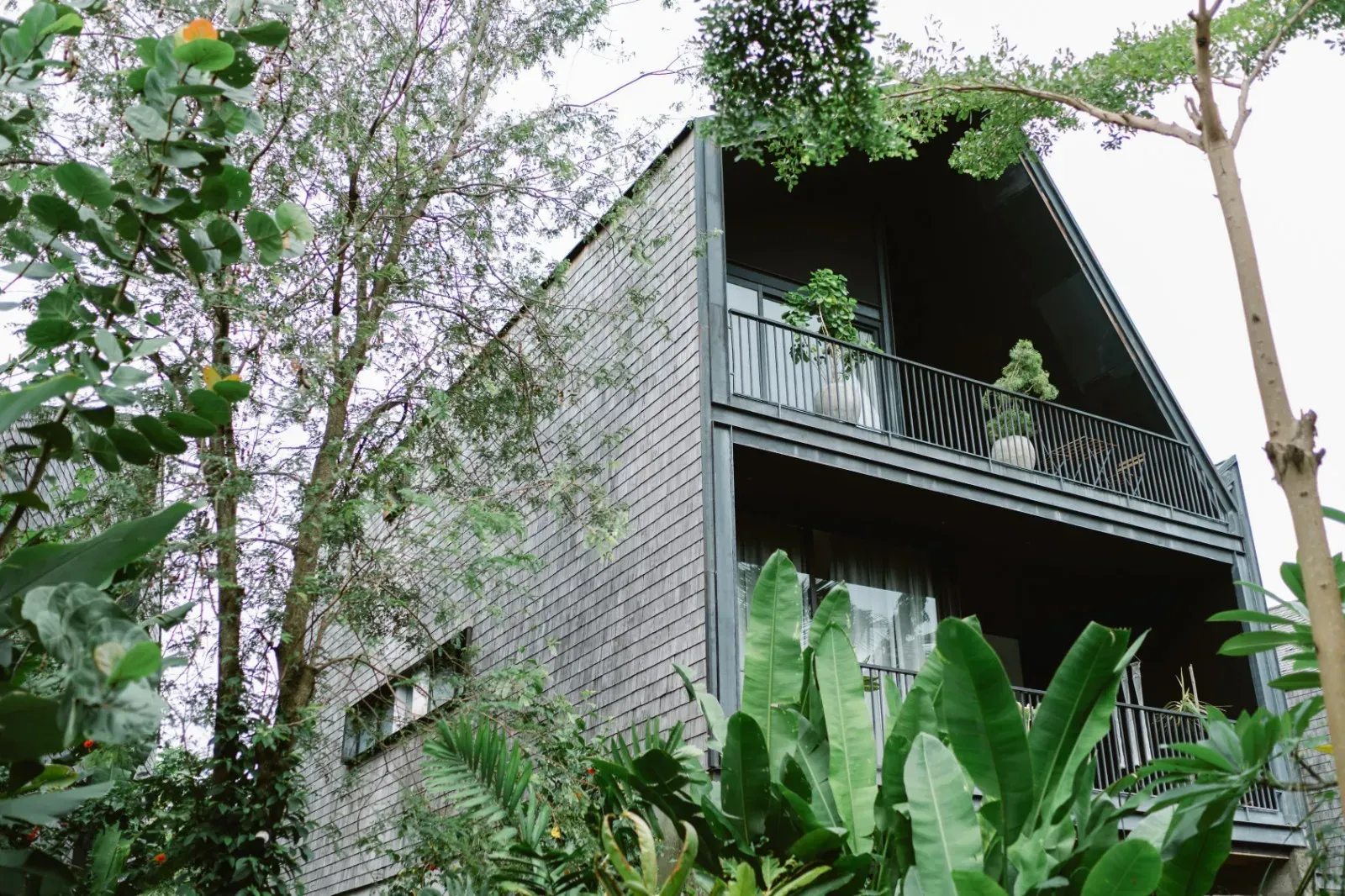 CANGGU PRIVATE VILLA WITH EXPANSIVE GARDEN OUTLOOK AND FAMILY SCALE LIVING