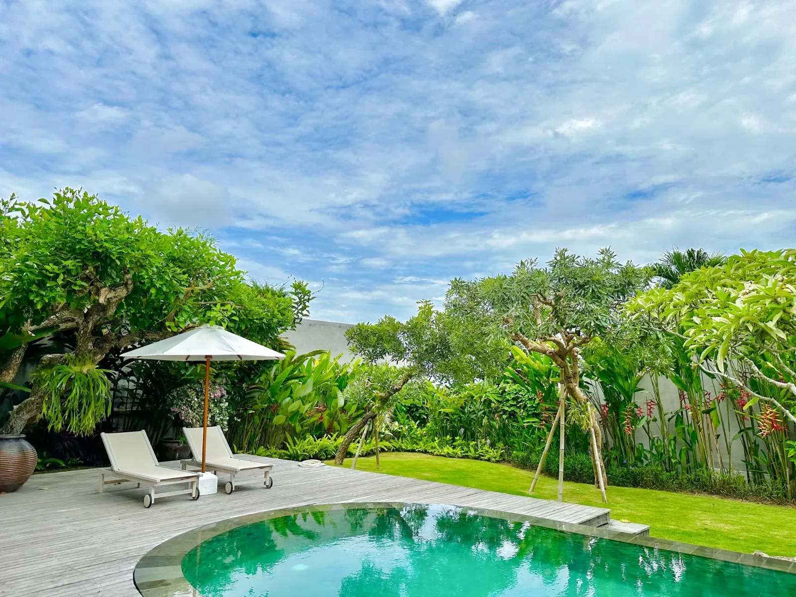 PRICE REDUCED! A LUXURY JIMBARAN VILLA WITH SUNRISE ORIENTATION AND OCEAN VIEW