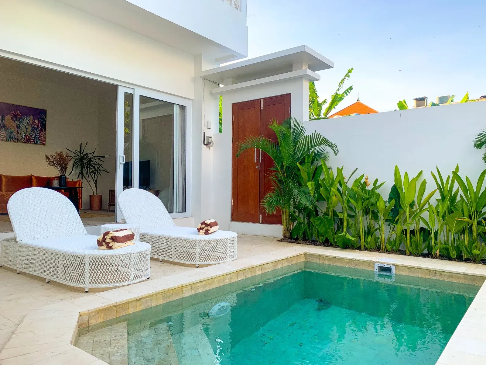 COMPACT DESIGN VILLA IN KAYU TULANG WITH WORKSPACE