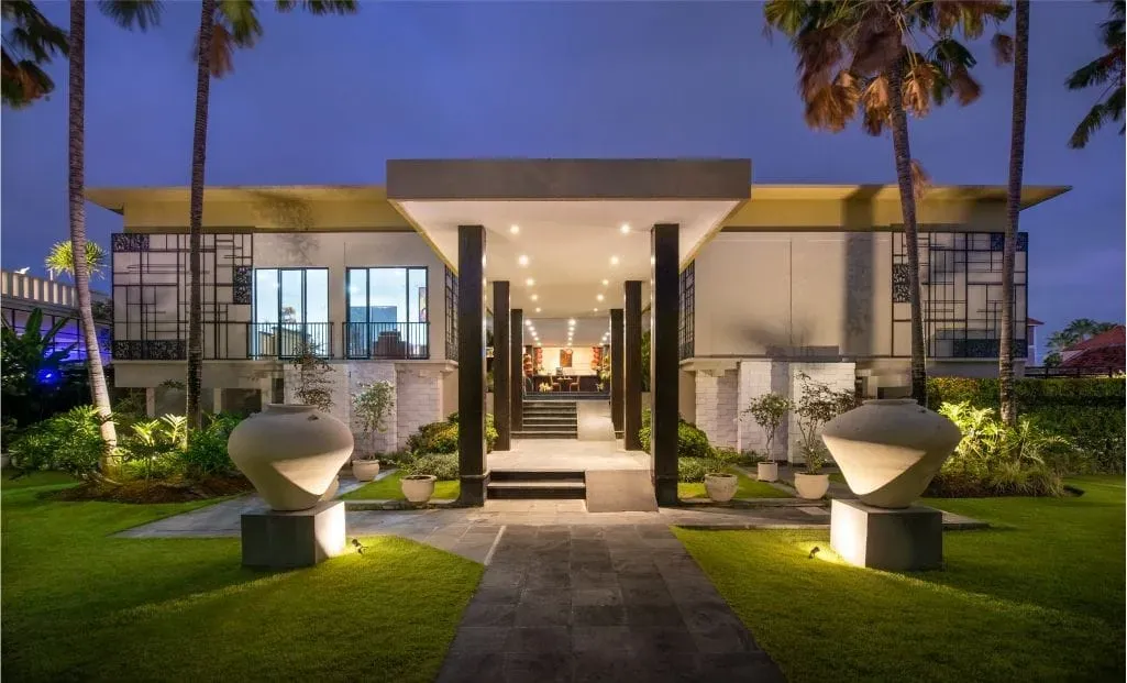 EXPANSIVE FREEHOLD VILLA COMPLEX IN BATU BELIG-SEMINYAK WITH PREMIUM FACILITIES