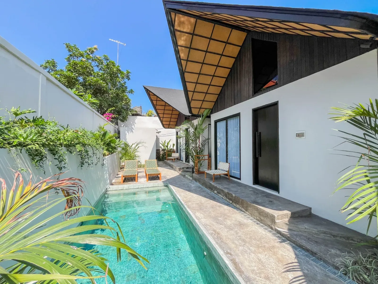 A THREE-KEY RETREAT WITH WALKABLE BEACH ACCESS